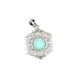 Vue macro détaillée d'un pendentif floral en filigrane d'argent avec pierre turquoise