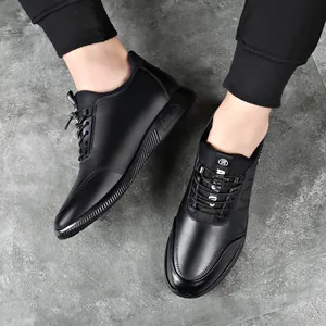 Vue détaillée de chaussures en cuir noir pour hommes avec une élévation de 6 cm