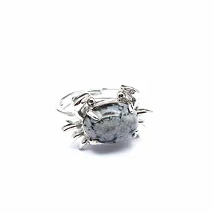 Detailansicht eines einzigartigen silbernen Krabbenrings mit marmorierter grauer Steineinlage