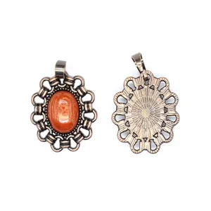 Vorder- und Rückansicht eines vintage Metallanhängers mit ovalem orangefarbenem Naturstein.