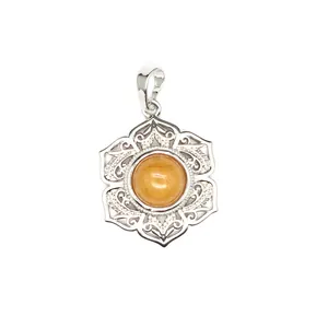 Vue détaillée d'un pendentif en fleur d'argent orné d'un cristal ambré au centre