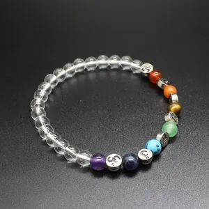 Handgefertigtes 7 Chakra Naturstein Armband mit 6mm Bergkristall und silbernen Om Perlen