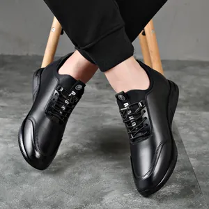 Vue détaillée de chaussures rehaussantes en cuir noir pour hommes, talon caché de 6 cm.