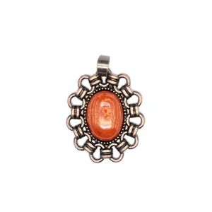 Detailansicht eines Vintage-Kupferanhängers mit ovalem orangem Natursteinbesatz