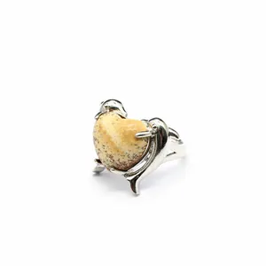 Dettaglio di un anello delfino in argento con una pietra di diaspro naturale a cuore