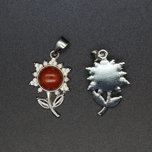 Detailansicht der Vorder- und Rückseite eines Anhängers aus Naturstein in Blumenform