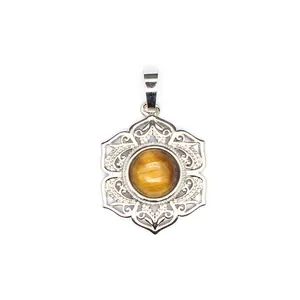 Détail d'un pendentif fleur en filigrane d'argent avec une pierre d'oeil de tigre