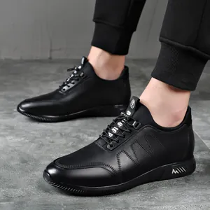 Gros plan de chaussures rehaussantes en cuir noir pour hommes avec talon caché de 6 cm