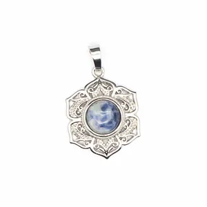Détail du pendentif en argent en forme de fleur avec une pierre bleue ronde centrale