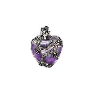 Vista dettagliata del drago d'argento vintage avvolto attorno a un ciondolo cuore viola