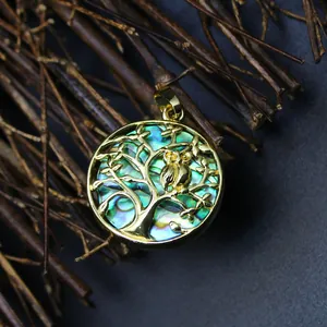 Detailansicht eines Lebensbaum-Anhängers aus Abalone-Muschel mit 24K Goldbeschichtung