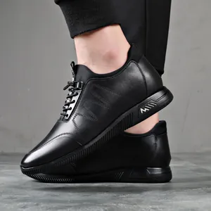 Vue détaillée de côté des chaussures rehaussantes en cuir noir pour homme avec talon invisible 6cm