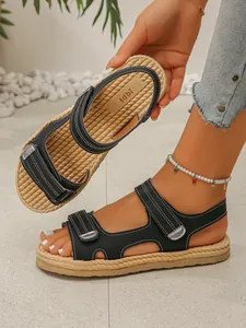 Sandali casual neri con zeppa da donna dotati di cinturini regolabili in velcro.