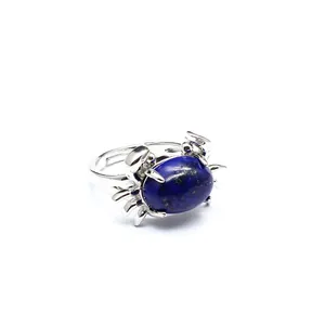 Detailansicht eines verstellbaren silbernen Krabbenrings mit einem blauen ovalen Stein.