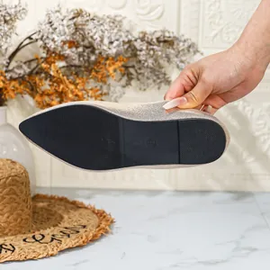 Primer plano de la suela negra antideslizante de un zapato plano de punta brillante