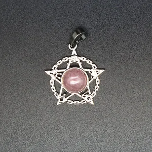 Gedetailleerde opname van een pentagram hanger met rozenkwarts en esoterische symbolen