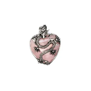 Vista dettagliata del ciondolo in cristallo rosa a cuore con drago d'argento intricato