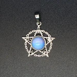 Detailopname van een zilveren pentagram hanger met een blauwe synthetische opaal.