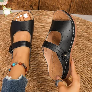 Detailansicht dieser schwarzen Keilsandalen mit hohlem Blumendesign und Plateausohle