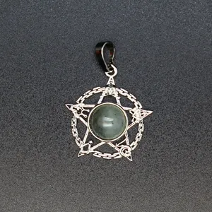Gothic zilveren pentagram hanger ketting met centrale groene natuursteen inleg