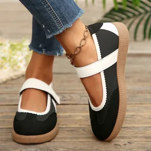 Primo piano di ballerine Mary Jane bicolore con cinturino in velcro e suola in gomma