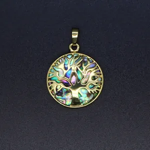 Makrodetail des Lebensbaum-Anhängers mit natürlicher Abalone-Muschel und 24K Goldbeschichtung