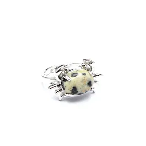 Detailansicht eines silbernen Krabbenrings mit einem natürlichen Dalmatinerstein.