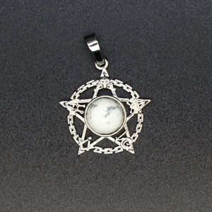 Gedetailleerd overzicht van een zilveren pentagram hanger met schedel en witte marmeren steen