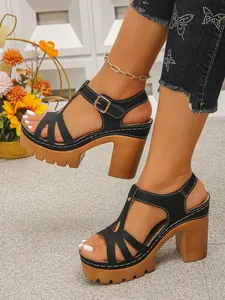 Zijaanzicht van zwarte dames sandalen met plateauzool en blokhak design