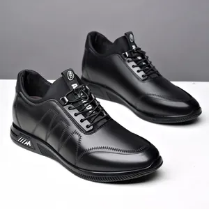 Vue détaillée de chaussures rehaussantes en cuir noir pour hommes, talon caché 6 cm.