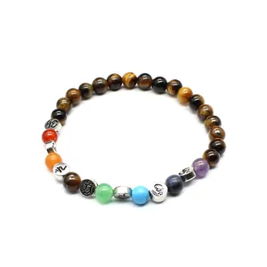 Makro-Detail von 7 Chakra 6mm Natursteinperlen mit gravierten Silberzwischenteilen