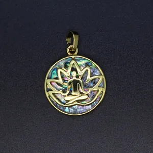 Detailansicht des kunstvollen Abalone-Muschel-Inlays und vergoldeten Lotus-Anhängers.