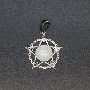 Gedetailleerde close-up van een zilveren pentagram hanger met een witte natuursteen in het midden