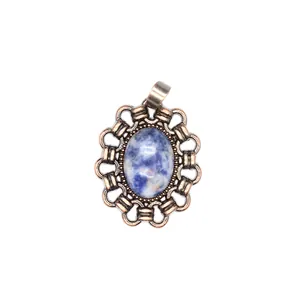Nahaufnahme eines Vintage-Anhängers mit ovalem blauem Naturstein in Bronze-Fassung