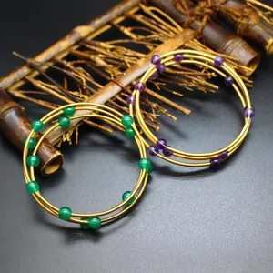 Vue détaillée de bracelets à 3 couches plaqués or 24 carats avec perles en cristal