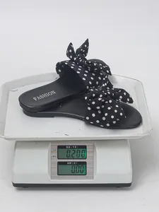 Detailed weight measurement showing black polka dot bow flat slide sandals at 0.2kg