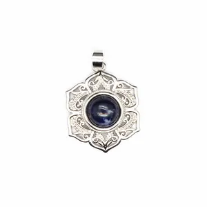 Détail d'un pendentif en dentelle argentée vintage avec pierre bleue de sodalite