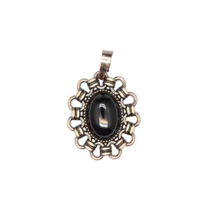 Detailansicht eines Vintage-Anhängers aus Bronze mit einem ovalen schwarzen Stein.