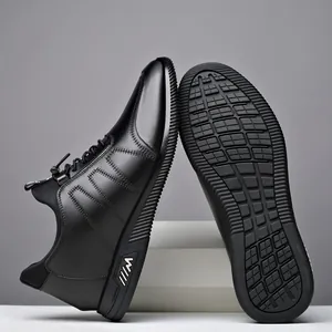 Vue détaillée de chaussures rehaussantes en cuir noir avec talon de 6 cm et semelle