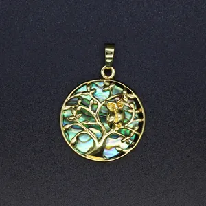 Aufwendiges Detail des vergoldeten Lebensbaum-Anhängers mit Abalone-Muschel-Inlay