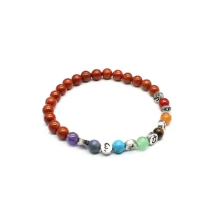 Detailansicht eines 7-Chakra-Armbands aus Naturstein mit 6mm Perlen und Om-Symbolen.