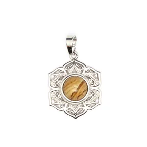 Vue détaillée d'un pendentif en dentelle argentée avec pierre de jaspe marbrée.