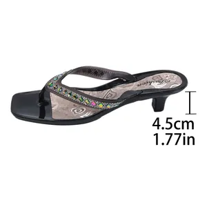 Vista lateral de chanclas de cristal para mujer con altura de tacón kitten de 4,5 cm