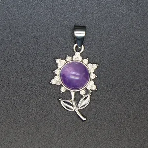 Detaillierte Makroansicht eines natürlichen Amethyst-Blumenanhängers mit Strasssteinen