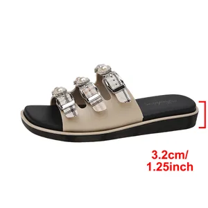 Vista dettagliata del sandalo piatto beige da donna con altezza del tacco di 3,2 cm