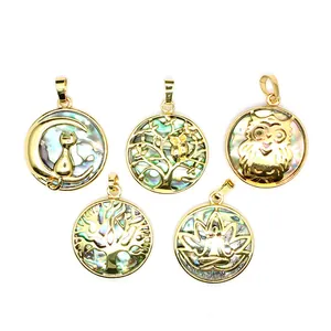 Detailansicht verschiedener vergoldeter Abalone-Muschel-Anhänger in diversen Designs.