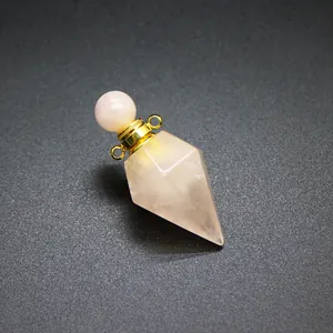 Dettaglio di un ciondolo boccetta per oli essenziali in quarzo rosa naturale.