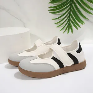 Vista laterale dettagliata delle sneaker Mary Jane con cinturino velcro e suola gomma marrone