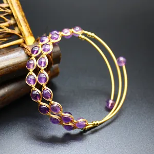 Détail d'un bracelet jonc à 3 couches plaqué or avec des pierres d'améthyste naturelle