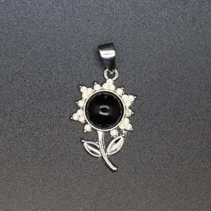 Detailansicht eines Blumenanhängers mit schwarzem Stein und Kristallakzenten